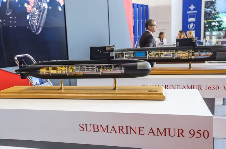 Mặc dù dự án 677 Lada vẫn còn đang trong giai đoạn phát triển, hoàn thiện, thế nhưng Admiralty Verfi đã tính tới 6 phiên bản xuất khẩu từ mẫu gốc. Tuy nhiên, trong đó chỉ có 2 mẫu được trưng bày giới thiệu thường niên tại các cuộc triển lãm gồm: Amur 950 và Amur 1650. Các phiên bản đa số khác nhau về kích thước, tầm hoạt động cũng như vũ khí. Trong ảnh là phiên bản Amur 950 có lượng giãn nước khi lặn khoảng 950 tấn, dài 48m, thủy thủ đoàn 21 người. Nguồn ảnh: livejournal