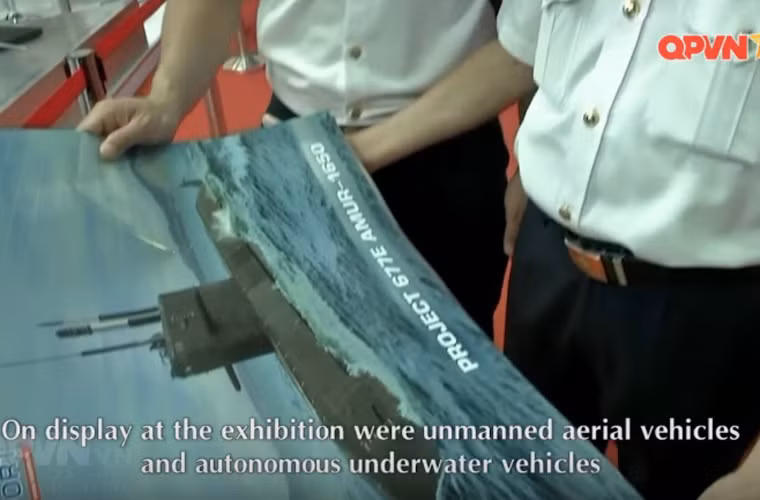 Hai cán bộ Hải quân Việt Nam trên tay tấm áp phích giới thiệu lớp tàu ngầm tấn công Project 667E Amur-1650. Không loại trừ khả năng, Amur sẽ là ứng cử viên tiếp theo để mở rộng lực lượng tàu ngầm Việt Nam trong tương lai. Nguồn ảnh: Kênh QPVN