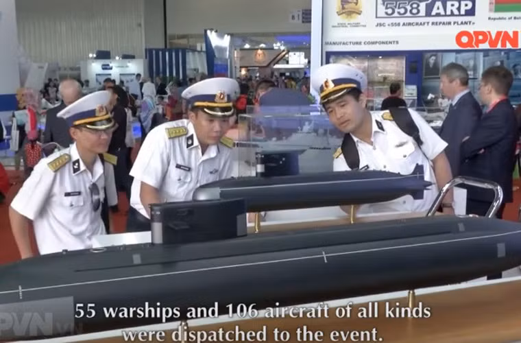 Các hình ảnh do kênh Quốc phòng Việt Nam thực hiện tại triển lãm hàng không và hàng hải quốc tế Langkawi (LIMA 2017) cho thấy phái đoàn Hải quân Việt Nam tham gia LIMA bày tỏ sự quan tâm lớn tới hai phiên bản tàu ngầm lớp Amur rất hiện đại của Nga. Nguồn ảnh: Kênh QPVN