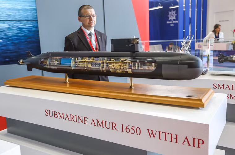 Trong khi đó, phiên bản tàu ngầm Amur 1650 sở hữu sức mạnh ngang ngửa tàu ngầm Kilo 636, thậm chí vượt trội ở động cơ, hệ thống cảm biến. Amur 1650 có lượng giãn nước khi nổi 1.650 tấn, dài 66,8m, có thể lặn sâu 300m, dự trữ hành trình 45 ngày, tốc độ khi lặn 19 hải lý/h, thủy thủ đoàn 45 người. Nguồn ảnh: livejournal