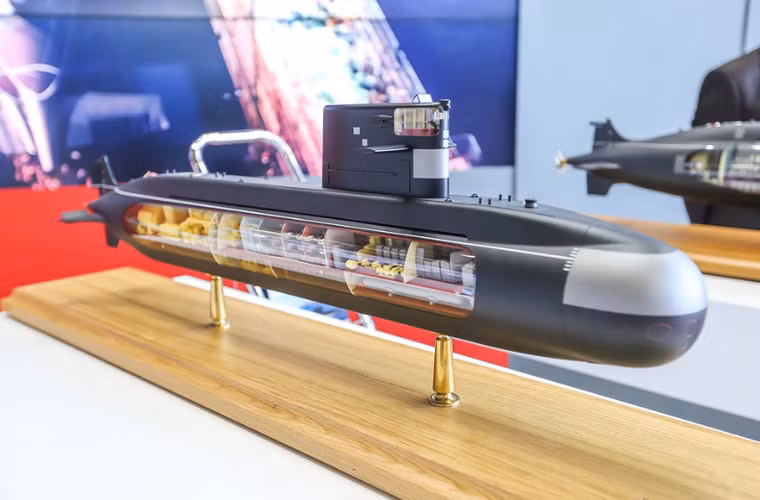 Amur 950 được trang bị hệ thống đẩy không khí độc lập (AIP), có khả năng lặn sâu tối đa 200m, tốc độ khi lặn 17 hải lý/h, dự trữ hành trình 20 ngày. Hỏa lực có 4 ống phóng ngư lôi 533mm cùng dự trữ 16 ngư lôi kèm tên lửa hành trình Kalibr. Nguồn ảnh: livejournal