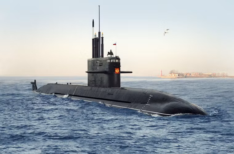 Tàu ngầm tấn công Project 677 Lada có lượng giãn nước khi lặn 2.700 tấn, khi nổi là 1.765 tấn - nhỏ hơn Kilo nhưng chiều dài thì ngang ngửa - 72m. Tàu có khả năng hoạt động liên tục 45 ngày, lặn sâu tối đa 300m, thủy thủ đoàn chỉ cần 34 người. Tàu được trang bị 6 ống phóng ngư lôi 533mm cho phép triển khai ngư lôi và tên lửa hành trình Kalibr. Nguồn ảnh: Deagel