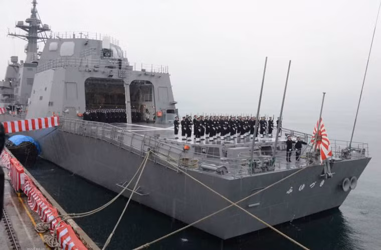 Đuôi tàu có sân đáp lớn và hangar cho trực thăng săn ngầm SH-60K. Nguồn ảnh: Seaforces