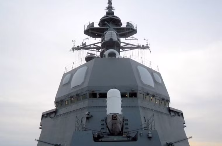 Có một đặc điểm rất dễ nhận thấy trên lớp tàu khu trục Nhật Bản thăm Cam Ranh là thiết kế thượng tầng bố trí hệ thống radar của nó rất giống với tàu Aegis của Mỹ. Cụ thể hơn, các anten mạng pha được bố trí quanh thượng tầng giúp tối giản trang bị radar trên cột buồm. Nguồn ảnh: Seaforces