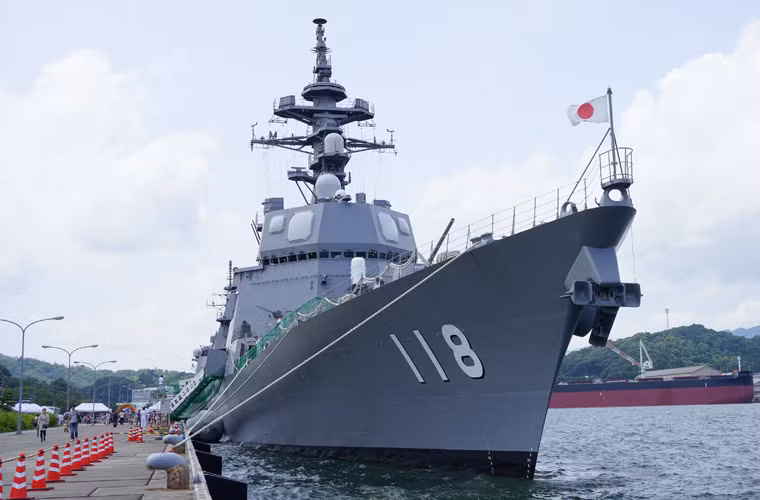 Chuyến thăm của tàu lực lượng Tự vệ trên biển Nhật Bản diễn ra trong bối cảnh quan hệ hai nước nói chung và quan hệ quốc phòng nói riêng không ngừng được củng cố và tăng cường. Trong thời gian thăm Việt Nam, Đoàn sẽ đến chào lãnh đạo UBND tỉnh Khánh Hòa, Chỉ huy Vùng 4 Hải quân và thăm tàu của Hải quân Việt Nam. Đoàn cũng sẽ thi đấu giao hữu bóng chuyền với cán bộ, chiến sĩ Vùng 4 Hải quân. Nguồn ảnh: Wikipedia