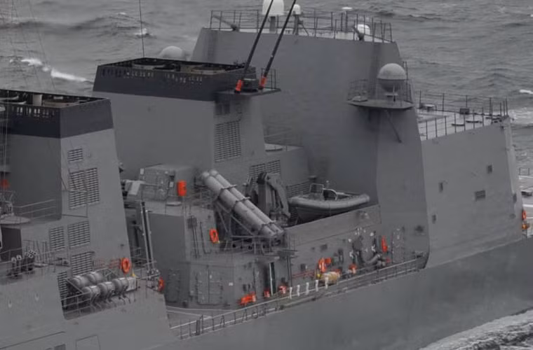 Về vũ khí chống hạm, ở phần sau thượng tầng chỉ huy, gần về đuôi được bố trí 8 ống phóng tên lửa Type 90 do Nhật Bản sản xuất. Type 90 được coi là tương đương với tên lửa chống hạm Harpoon của Mỹ, tầm bắn khoảng 150km, tốc độ cân âm cao và mang đầu đạn nặng 225kg. Nguồn ảnh: Seaforces