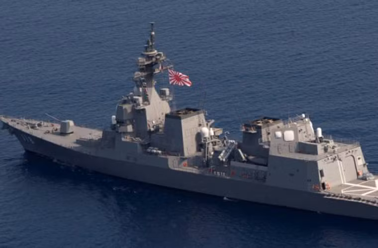 DD-118 Fuyuzuki nói riêng và lớp Akizuki nói chung là phiên bản hiện đại hóa, lớn hớn trên cơ sở lớp tàu khu trục Takanami. Nó được thiết kế cho nhiệm vụ hộ tống bảo vệ tàu khu trục Kongo chống lại các mục tiêu mặt nước, trên không, dưới mặt nước ở cự ly gần. So với lớp Takanami, Akizuki được thiết kế tối ưu tốt hơn giảm đán kể diện tích phản xạ sóng radar, trang bị nhiều hệ thống điện tử - vũ khí nội địa hơn. Nó có lượng giãn nước toàn tải 6.800 tấn, dài 150m, rộng 18,3m, thủy thủ đoàn 200 người. Nguồn ảnh: Seaforces