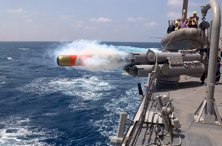 Vũ khí chống ngầm có hai cụm ống phóng ngư lôi (3 ống/cụm) HOS-303 cỡ 324mm. HOS-303 là phiên bản của bệ phóng Mk32 do Mỹ sản xuất, có khả năng bắn các loại ngư lôi Mk 44/46/50/54 kiểu Mỹ. Nguồn ảnh: Wikipedia