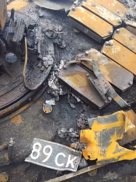 Chiếc xe tăng T-72 nặng hơn 40 tấn bị xé nát thành nhiều phần. Nguồn ảnh: Sina