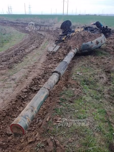 Hiện trường vụ xe tăng T-72 húc cột điện khiến ai cũng khiếp sợ. Nguồn ảnh: Sina