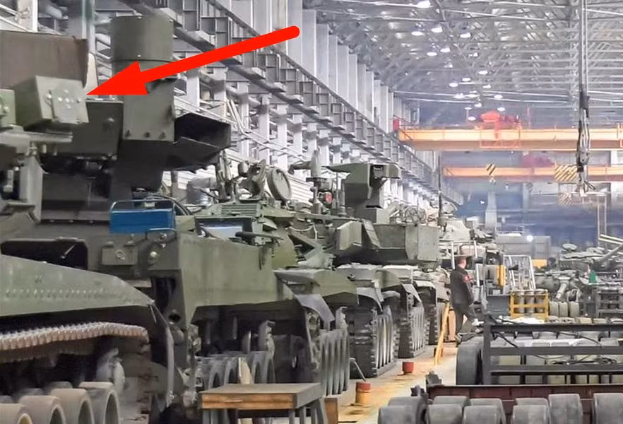 Và mới đây tại nhà máy Uralvagonzavod - doanh nghiệp chế tạo thiết giáp lớn nhất của Nga, công việc lắp đặt tổ hợp phòng vệ chủ động Arena-M trên xe tăng chiến đấu chủ lực (MBT) T-90M Proryv đã bắt đầu.