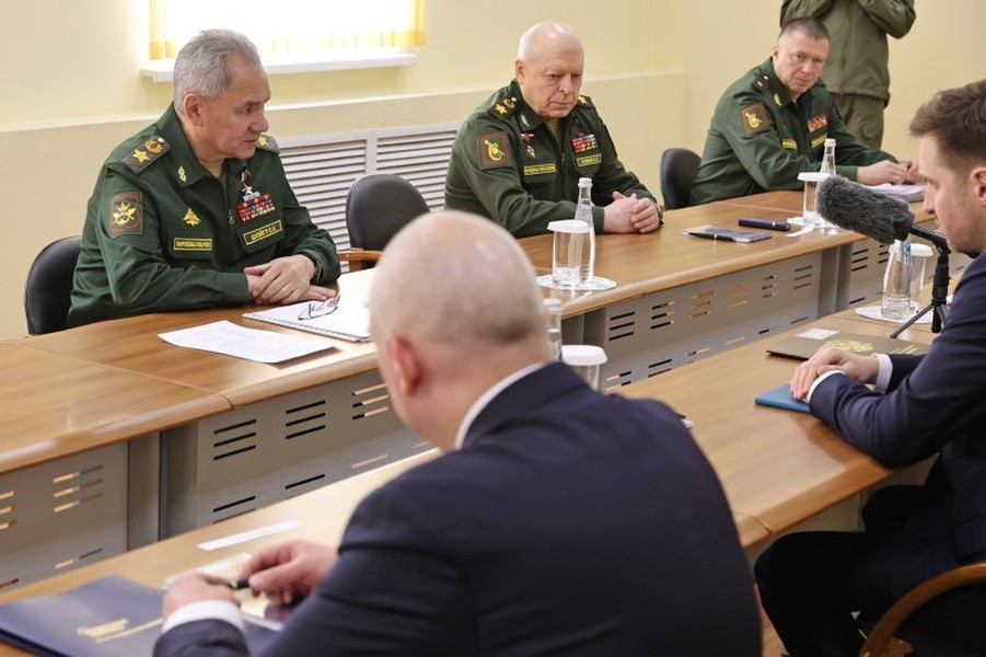 Tổ hợp Arena-M - được thiết kế để bảo vệ xe tăng khỏi các loại đạn rocket và tên lửa chống tăng hay đạn pháo, đã trải qua quá trình kiểm tra chất lượng và được giới thiệu với Đại tướng Sergei Shoigu.