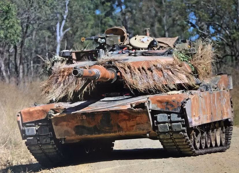 Bộ trưởng Công nghiệp Quốc phòng Australia - ông Pat Conroy đã chính thức công bố quyết định chuyển giao 49 xe tăng như một phần của gói viện trợ trị giá 245 triệu AUD (khoảng 164 triệu USD). Như vậy nguyện vọng mà Kyiv đưa ra từ năm 2023 đã được đáp ứng.