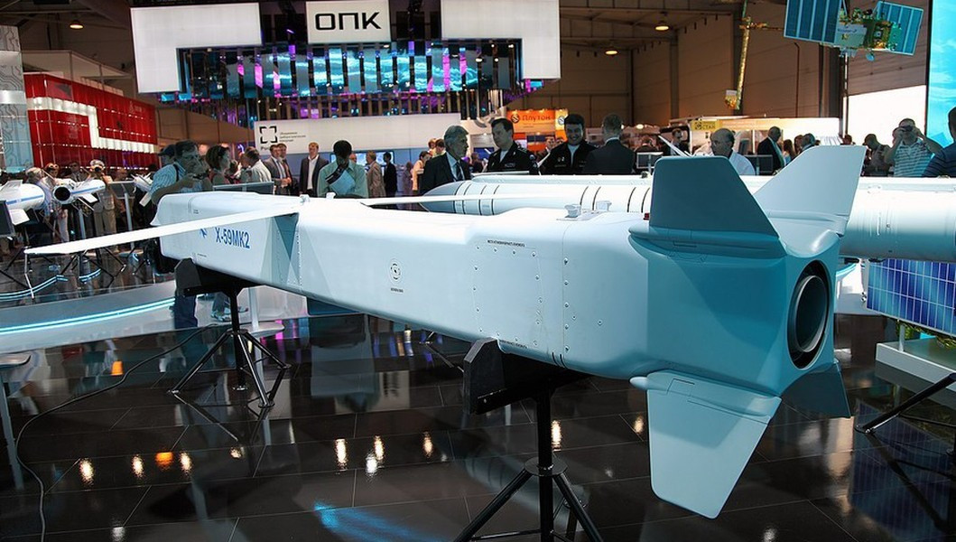 Một trong những tính năng nổi bật của Kh-69 là hệ thống dẫn đường tiên tiến. Được trang bị kết hợp giữa hệ thống dẫn đường quán tính (INS) và dẫn đường vệ tinh, giúp tên lửa có khả năng điều chỉnh đường bay giữa chừng để đảm bảo độ chính xác.