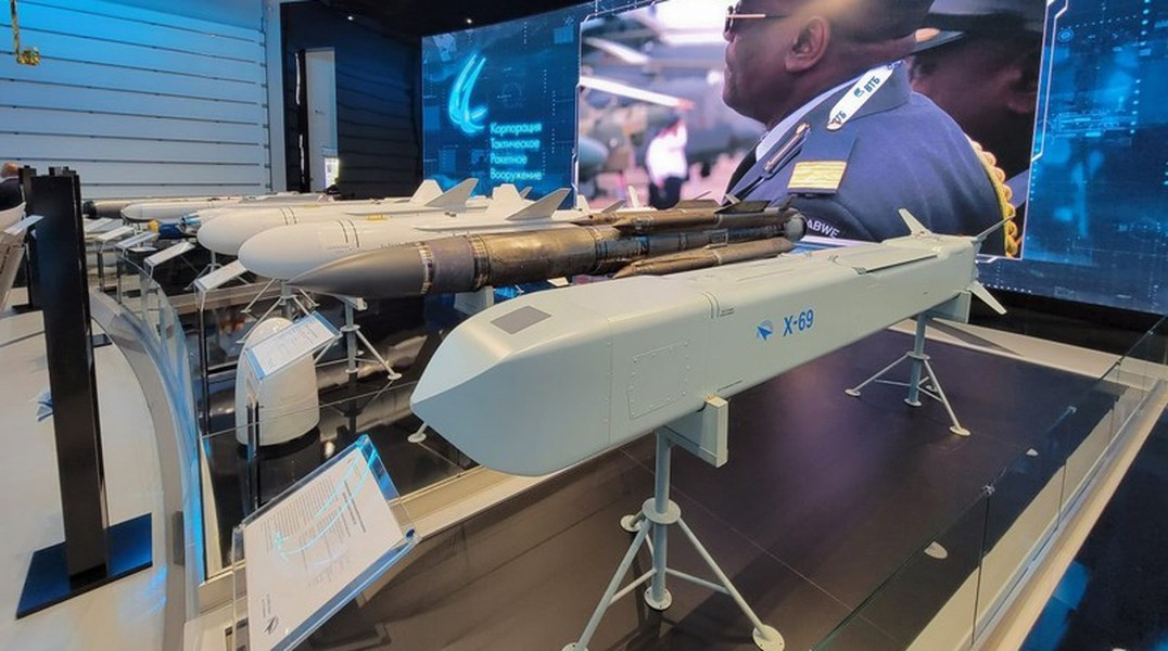 Kích thước nhỏ hơn và vật liệu hấp thụ radar cũng góp phần vào khả năng tàng hình của Kh-69, làm giảm hiệu quả của các radar phòng không thông thường từ đối phương.