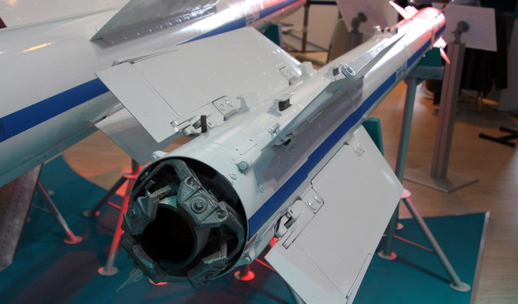 Không giống như K-13A cũ hơn, sử dụng cánh lái để lái, R-74M được trang bị động cơ nhiên liệu rắn đẩy vector tiên tiến.