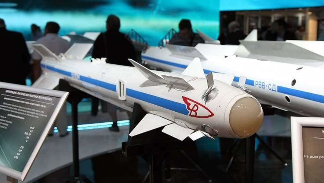 Điều này mang lại cho nó khả năng cơ động đặc biệt và phạm vi ấn tượng để tấn công các mối đe dọa trên không lên đến 40 km và ở độ cao từ 20 mét đến 20 km. Nó thậm chí có thể đánh chặn các mục tiêu cực kỳ nhanh nhẹn với lực G lên đến 12 G và tốc độ 2.500 km/h.