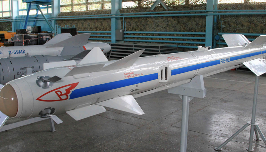 Tên lửa này, R-74M, là tên lửa không đối không tầm ngắn có khả năng cơ động cao. Được phát triển bởi Cục Thiết kế và Công nghệ Đặc biệt của NPO Kurganpribor, R-74M tự hào có góc phóng được cải thiện và có thể nhắm mục tiêu vào các mối đe dọa ngay cả ở phía sau.