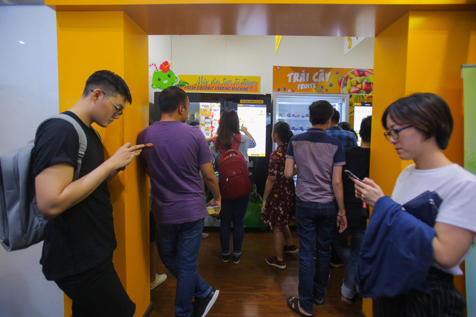 Những ngày này, nếu đi ngang những tuyến đường ở TP HCM như Hồ Tùng Mậu, Mạc Thị Bưởi hay khu vực toà nhà Bitexco sẽ thấy rất đông bạn trẻ xếp hàng chờ đợi để nhận những quả dừa miễn phí từ máy bán dừa tự động. Đa phần những người đến đây đều là các bạn trẻ và nhân viên văn phòng.