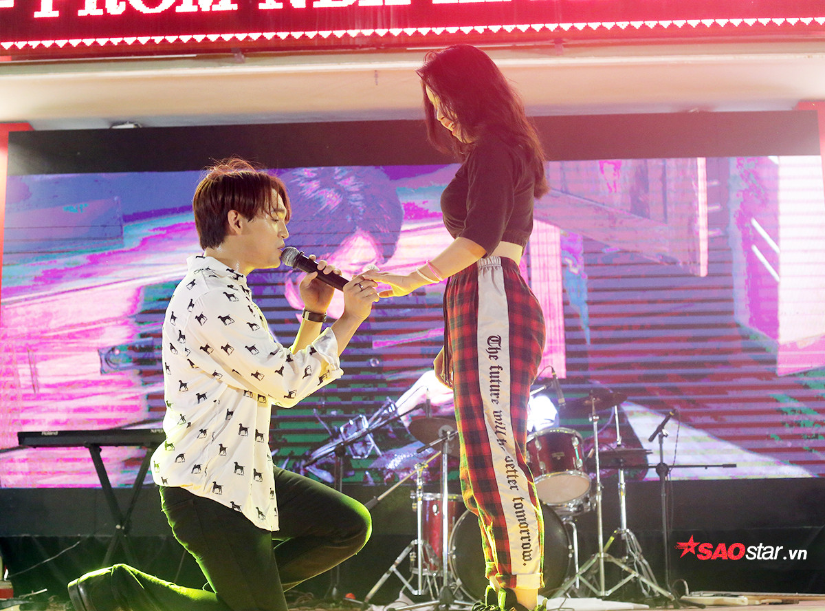 Anh bất ngờ mời một nữ sinh của trường lên sân khấu và tái hiện màn cầu hôn bằng nhẫn gốm trong MV “Trong trí nhớ của anh”.