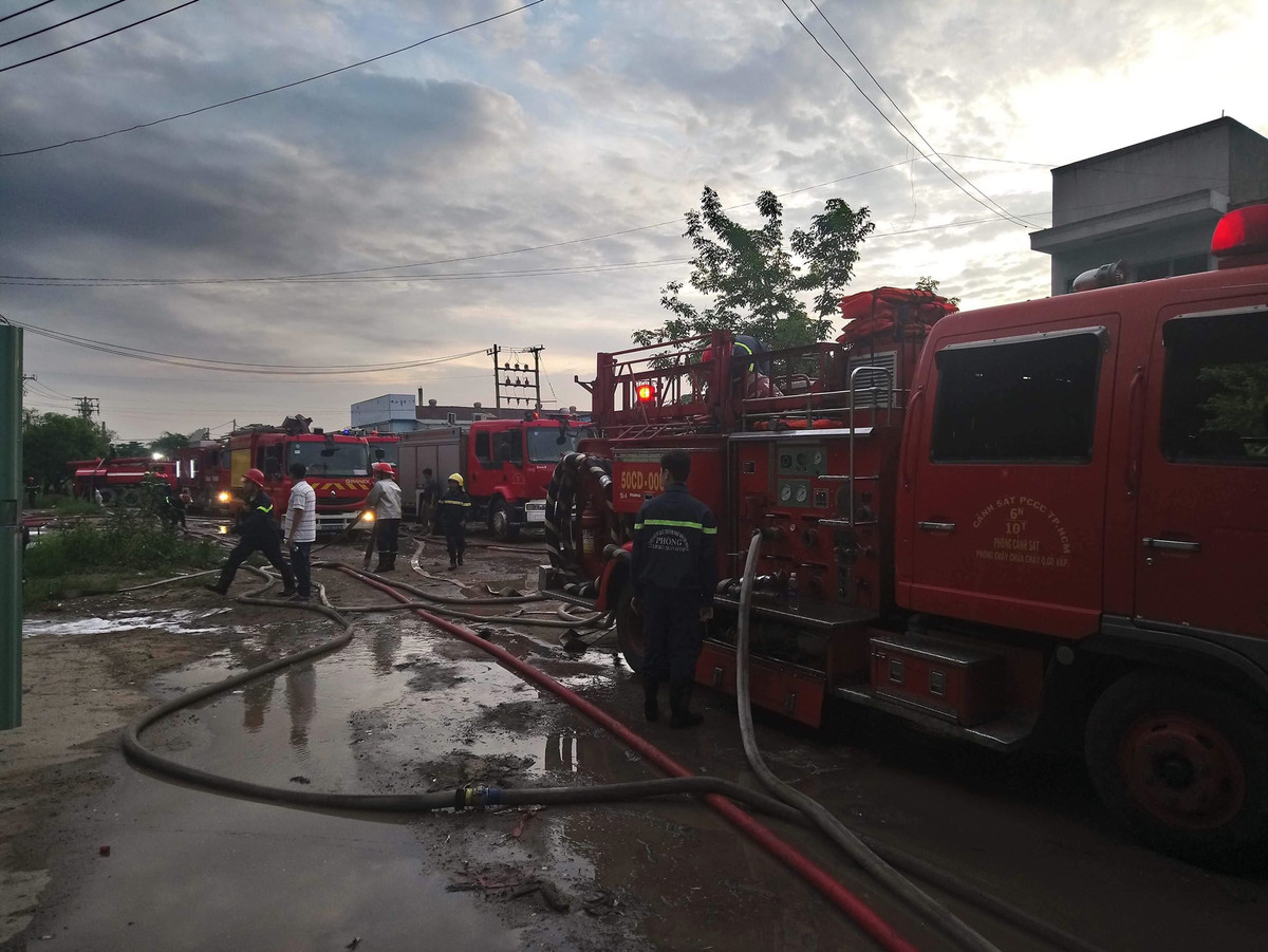 Hỏa hoạn không gây thiệt hại về người nhưng đã thiêu rụi một diện tích 1700 mét vuông trên tổng diện tích 2600 mét vuông của hai công ty.