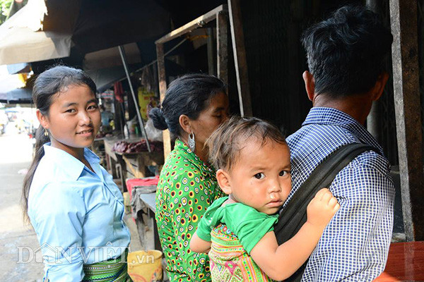 Em bé người Mông theo bố mẹ xuống chợ.