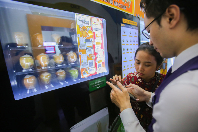 Máy bán dừa này có tên là Toro. Người mua chỉ cần đến trước máy, dùng vài thao tác thanh toán bằng cách quét mã QR trên ứng dụng điện thoại đã tải về trước đó là có thể sử dụng.