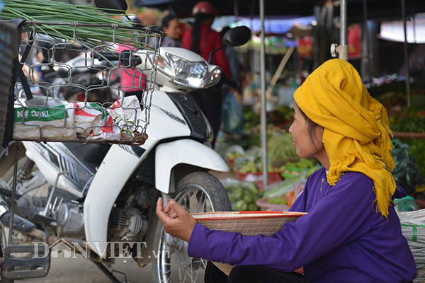 Cô gái người Thái ngồi nghỉ khi vừa đi một chặng đường xa xuống chợ Mường Lò.