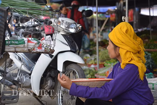 Cô gái người Thái ngồi nghỉ khi vừa đi một chặng đường xa xuống chợ Mường Lò.