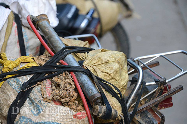 Cũng với tinh thần ấy, chợ Mường Lò ở thị xã Nghĩa Lộ luôn đông vui, tấp nập, và là một điểm hoạt động thương mại lớn của tỉnh Yên Bái với gần 400 điểm kinh doanh cố định tạo công ăn việc làm cho gần nghìn lao động địa phương và vãng lai. Đến với Mường Lò, có thể cảm nhận rõ nét nhất nét văn hoá miền núi, nét sinh hoạt của Người Thái, người Mông, Mường và người Kinh, người Dao in đậm trong từng gian hàng, quầy hàng, khiến cho khu chợ nông sản luôn nhộn nhịp và nhiều khác biệt so với các khu chợ khác trong tỉnh. Người ở xa thì đi bằng xe máy, nhưng nhất định phải mang theo bơm, xích líp đề phòng xe hỏng giữa đường rừng.