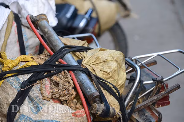 Cũng với tinh thần ấy, chợ Mường Lò ở thị xã Nghĩa Lộ luôn đông vui, tấp nập, và là một điểm hoạt động thương mại lớn của tỉnh Yên Bái với gần 400 điểm kinh doanh cố định tạo công ăn việc làm cho gần nghìn lao động địa phương và vãng lai. Đến với Mường Lò, có thể cảm nhận rõ nét nhất nét văn hoá miền núi, nét sinh hoạt của Người Thái, người Mông, Mường và người Kinh, người Dao in đậm trong từng gian hàng, quầy hàng, khiến cho khu chợ nông sản luôn nhộn nhịp và nhiều khác biệt so với các khu chợ khác trong tỉnh. Người ở xa thì đi bằng xe máy, nhưng nhất định phải mang theo bơm, xích líp đề phòng xe hỏng giữa đường rừng.