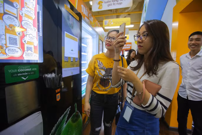 Nhiều người thích thú quay lại cảnh máy tự động "chặt" dừa.