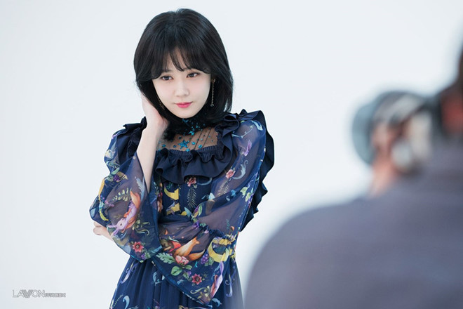 Ở tuổi 37, cô vẫn trẻ đẹp và lẻ bóng. Vài năm gần đây, Jang Nara đã về hẳn Hàn Quốc để đóng phim. Theo Sina, do xa khán giả quê nhà khá lâu nên nữ diễn viên đã mất đi phần nào lượng fan. Jang Nara sinh năm 1981 và khởi nghiệp từ năm 2001 với tư cách một ca sĩ. Nhưng rất nhanh sau đó, cô chuyển hướng trở thành diễn viên và được yêu thích nhờ nhiều phim như Cô gái thông minh, Baby-faced Beauty. Trả lời Yonhap News về dự định kết hôn, Jang Nara cười buồn: “Không phải là tôi không muốn cưới chồng. Chuyện đó nằm ngoài kiểm soát của tôi. Nếu tôi gặp được duyên số, tôi chắc chắn sẽ cưới. Nếu không thể tìm thấy, tôi có thể làm gì đây?”.