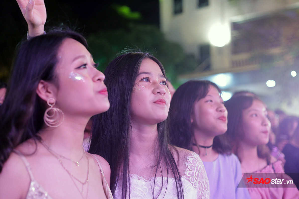 Nữ sinh của trường “lột xác” với những bộ đầm lộng lẫy