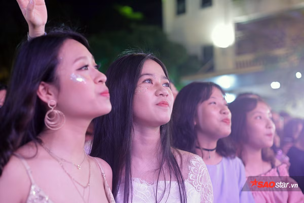 Nữ sinh của trường “lột xác” với những bộ đầm lộng lẫy