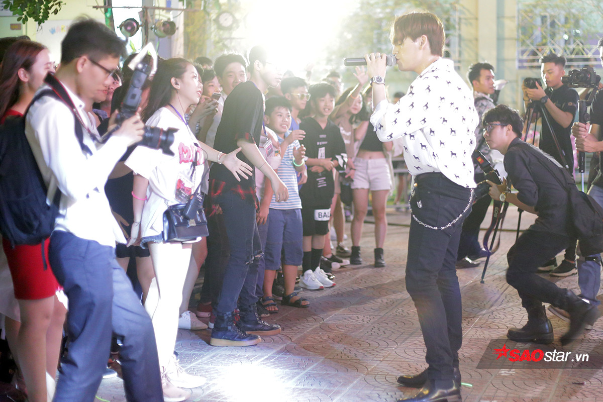 Nam ca sĩ xuống sân khấu để được gần hơn với khán giả trẻ