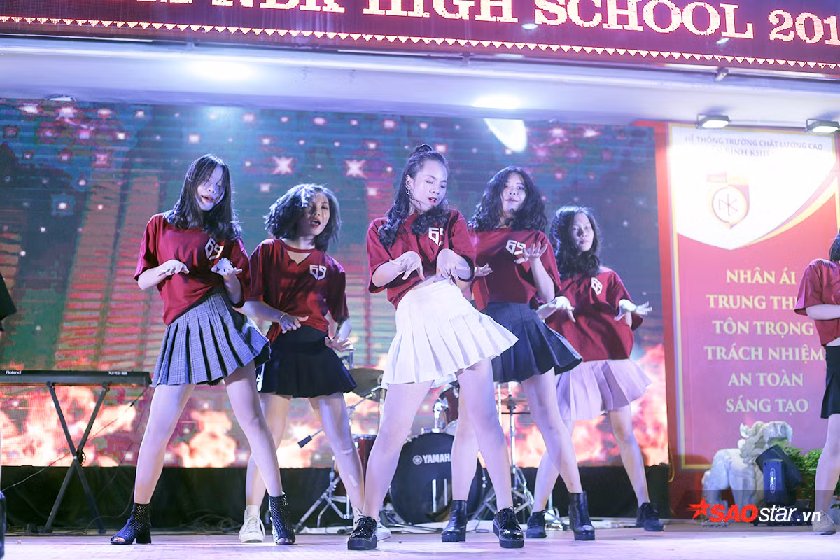 Những tiết mục văn nghệ sôi động do chính học sinh của trường trình diễn