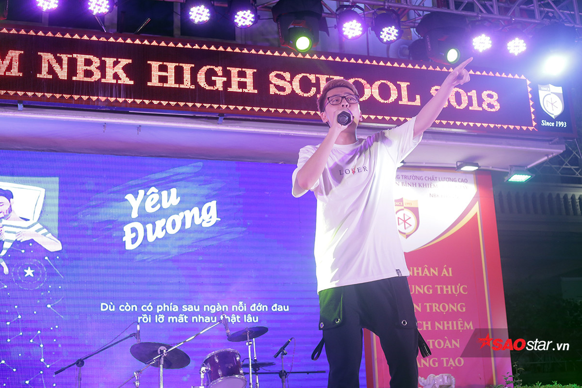 Rapper trẻ Osad trình diễn những ca khúc quen thuộc và gửi lời chúc đến những sĩ tử lớp 12