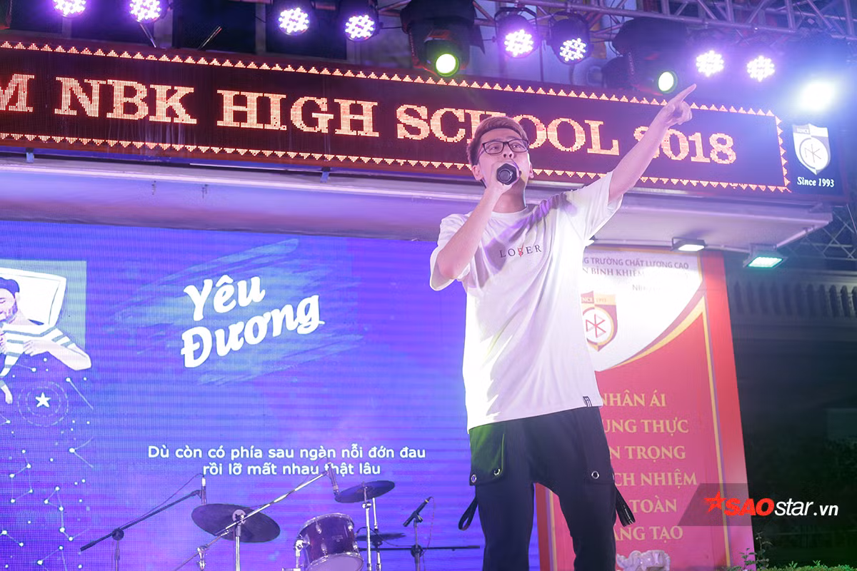 Rapper trẻ Osad trình diễn những ca khúc quen thuộc và gửi lời chúc đến những sĩ tử lớp 12