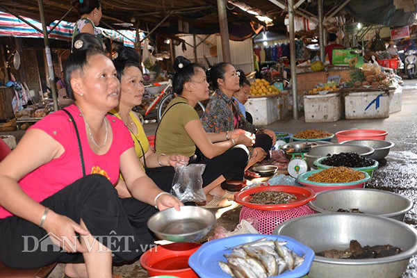 Người bán hàng trong chợ nông sản Mường Lò chủ yếu là phụ nữ, với nhiều bản sắc dân tộc khác nhau.