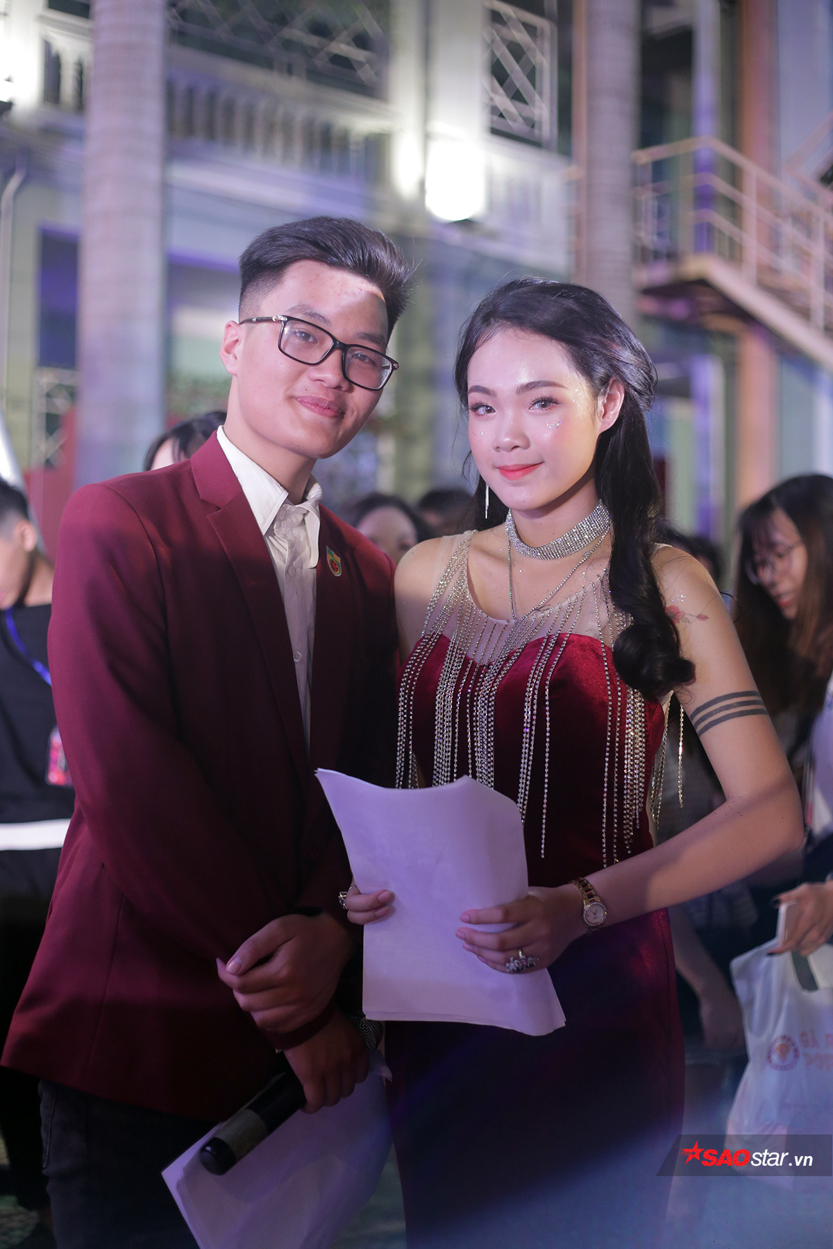 Cặp đôi MC có ngoại hình cực sáng trên sân khấu.