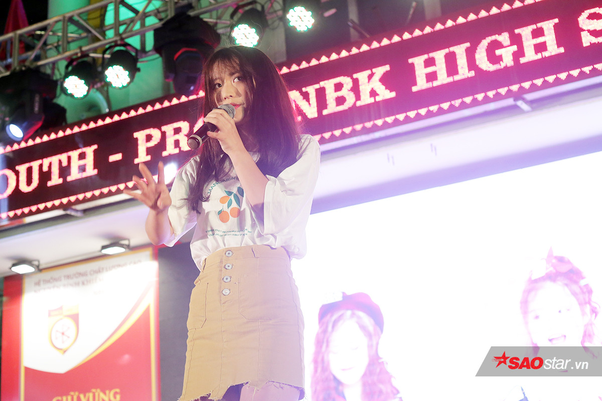 Nữ ca sĩ người Hàn Quốc Han Sara thổi bùng không khí của đêm dạ hội với bản hit đình đám “Tớ thích cậu”.