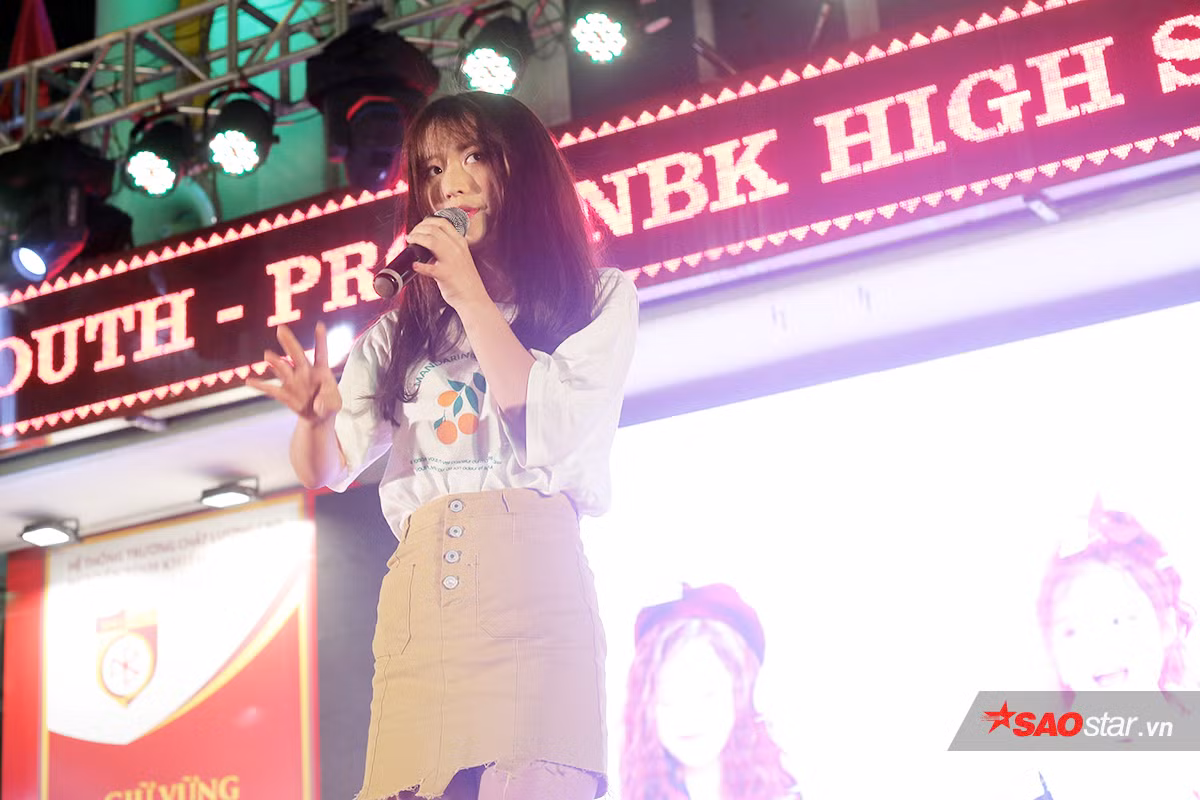 Nữ ca sĩ người Hàn Quốc Han Sara thổi bùng không khí của đêm dạ hội với bản hit đình đám “Tớ thích cậu”.