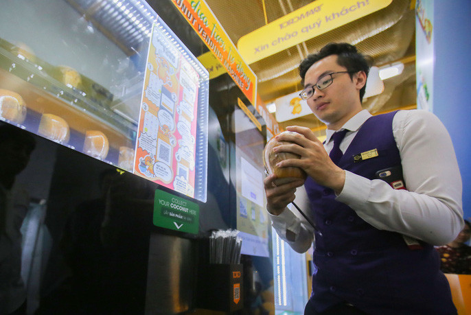 Nhiều người vốn đã quen với máy bán hàng tự động như snacks, nước giải khát, mì ly, cà phê... vẫn không khỏi háo hức, ngỡ ngàng trước những chiếc máy bàn dừa tự động độc đáo.