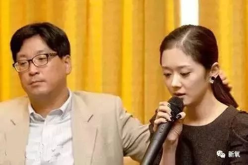 Jang Nara từng xin lỗi vì sự cố phát ngôn. Các đài truyền hình, nhà sản xuất phim cùng nhãn hàng đồng loạt nói không với Jang Nara mặc cho nữ nghệ sĩ sau đó đã lên tiếng xin lỗi và khẳng định tất cả là sự hiểu nhầm. Trong lần phỏng vấn năm 2017 với QQ, Jang Nara vẫn buồn khi nhớ về tai nạn phát ngôn: “Hôm đó ghi hình, tôi chỉ muốn nói đùa chút về sự khó khăn của mình khi lập nghiệp tại Trung Quốc. Nhưng MC chương trình lại hiểu thành cha tôi vì cần tiền làm phim nên đưa tôi tới Trung Quốc. Còn tôi đến đó chỉ vì tiền bạc, dẫn đến câu chuyện bị đẩy đi quá xa”.