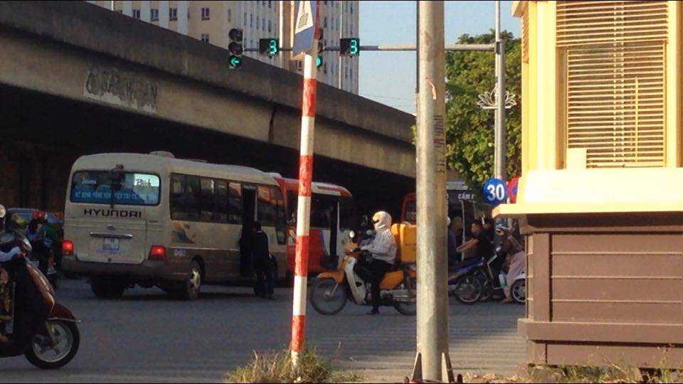 Xe khach ngang nhien dung do, don khach truoc ben My Dinh, CSGT doi 6 ngo lo?-Hinh-3