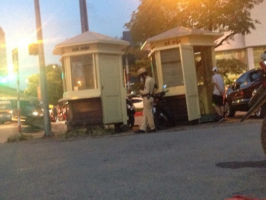 Xe khach ngang nhien dung do, don khach truoc ben My Dinh, CSGT doi 6 ngo lo?-Hinh-4