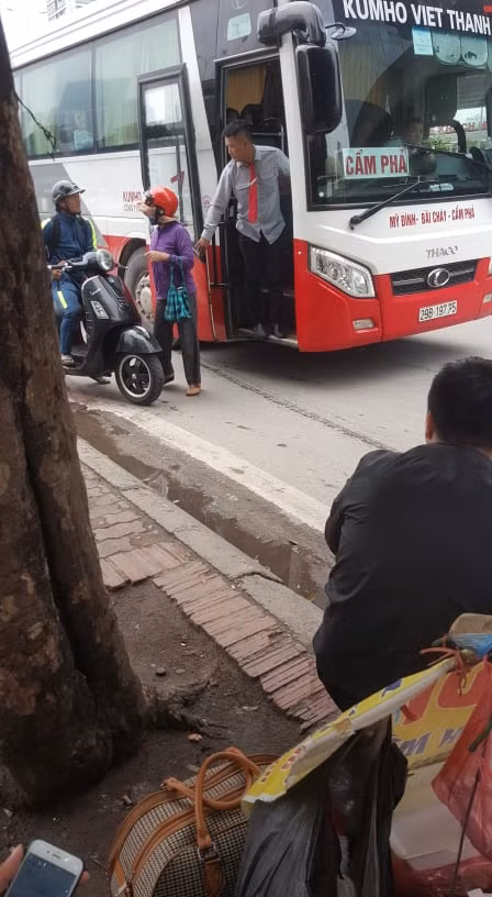 Xe khach ngang nhien dung do, don khach truoc ben My Dinh, CSGT doi 6 ngo lo?