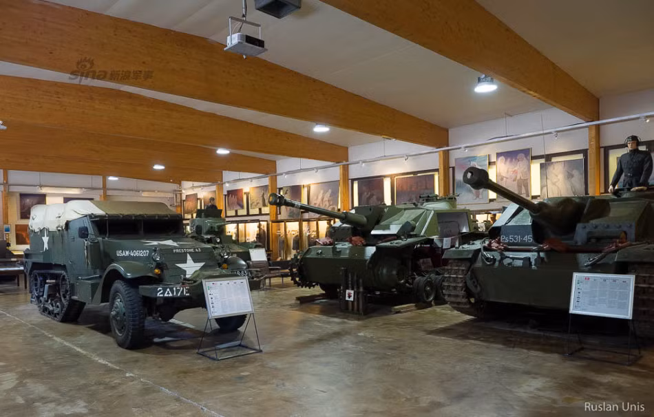 Bên phải ảnh là hai khẩu pháo tự hành chống tăng StuG mà Đức cung cấp cho Phần Lan sử dụng trong chiến tranh thế giới thứ 2.