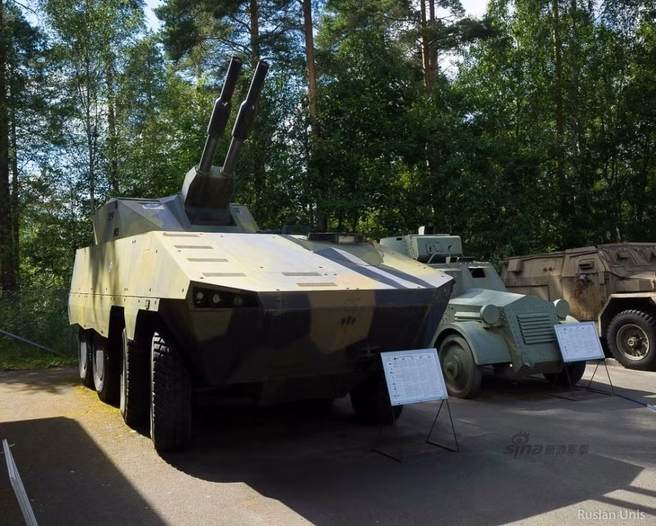 Parola cũng là nơi trưng bày khá nhiều thành tựu quốc phòng riêng của Phần Lan – điển hình là cối tự hành Patria AMOS trong ảnh.